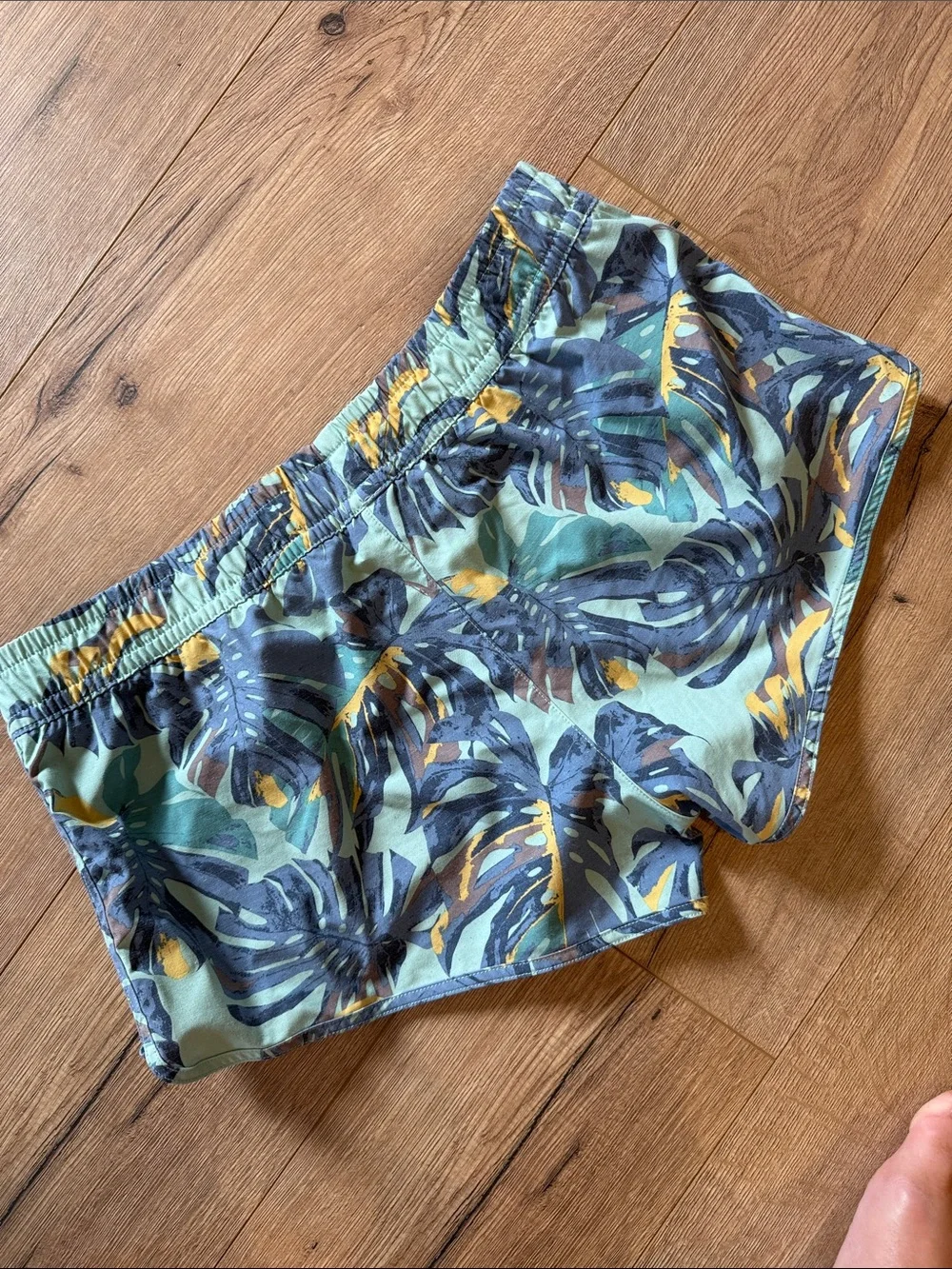 Salt Life Women's Leaf-Print Elastic Waist Shorts - Green beach bottom xl